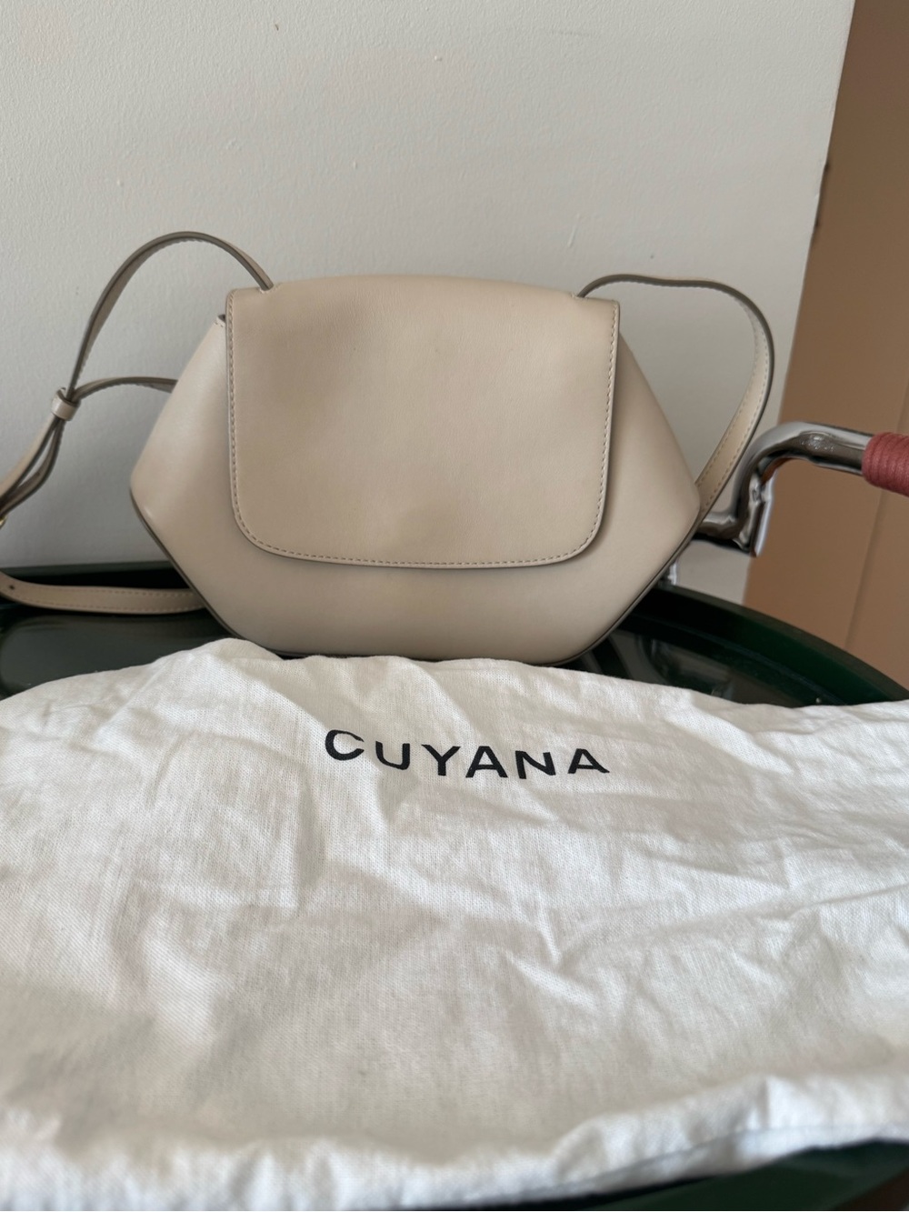Cuyana Leather mini crossbody bag - Picture 6 of 6